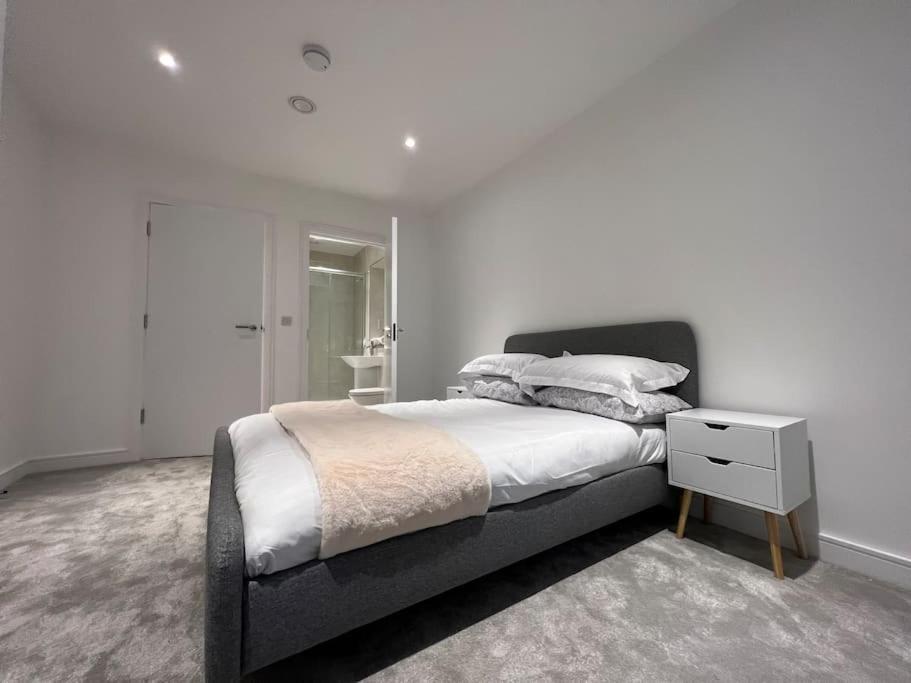 2 Bed Penthouse Style Apartment Londra Esterno foto