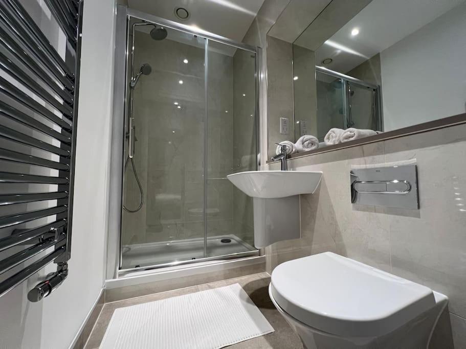 2 Bed Penthouse Style Apartment Londra Esterno foto