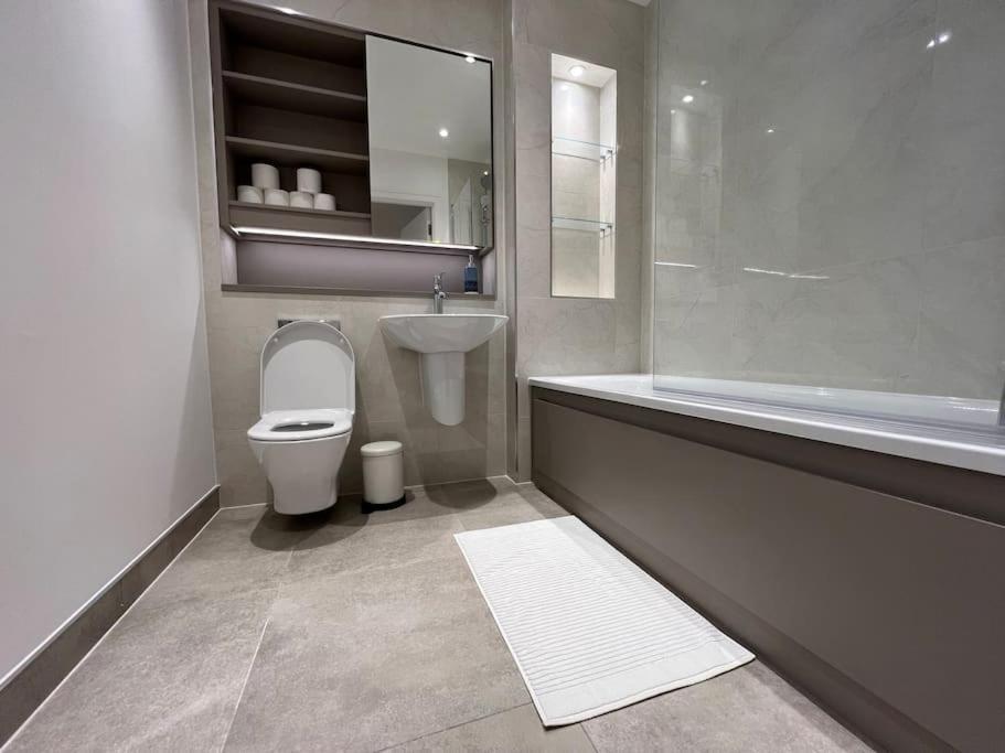 2 Bed Penthouse Style Apartment Londra Esterno foto