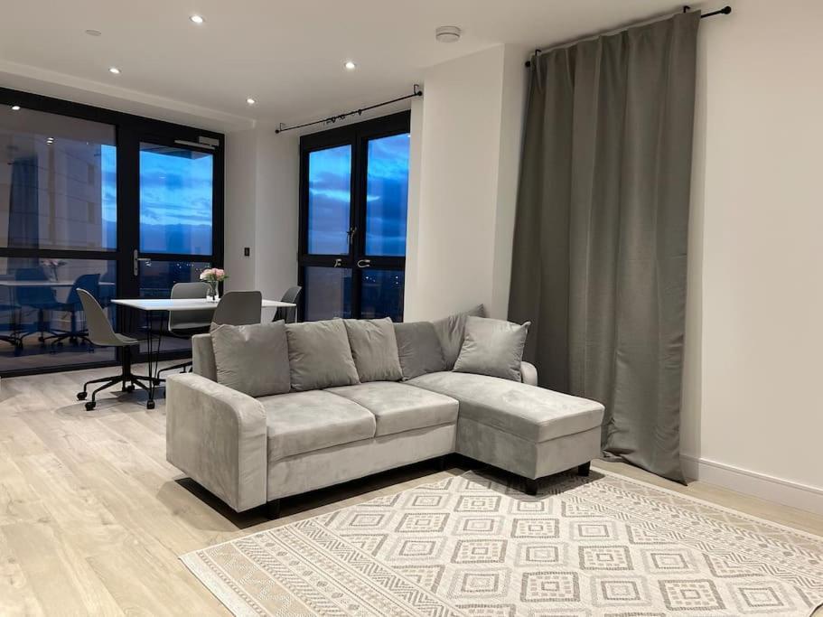 2 Bed Penthouse Style Apartment Londra Esterno foto